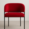 Chaise contemporaine rouge en tissu velouté avec structure en métal noir
