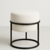 Tabouret contemporain avec assise ronde en tissu bouclé clair et structure en métal noir