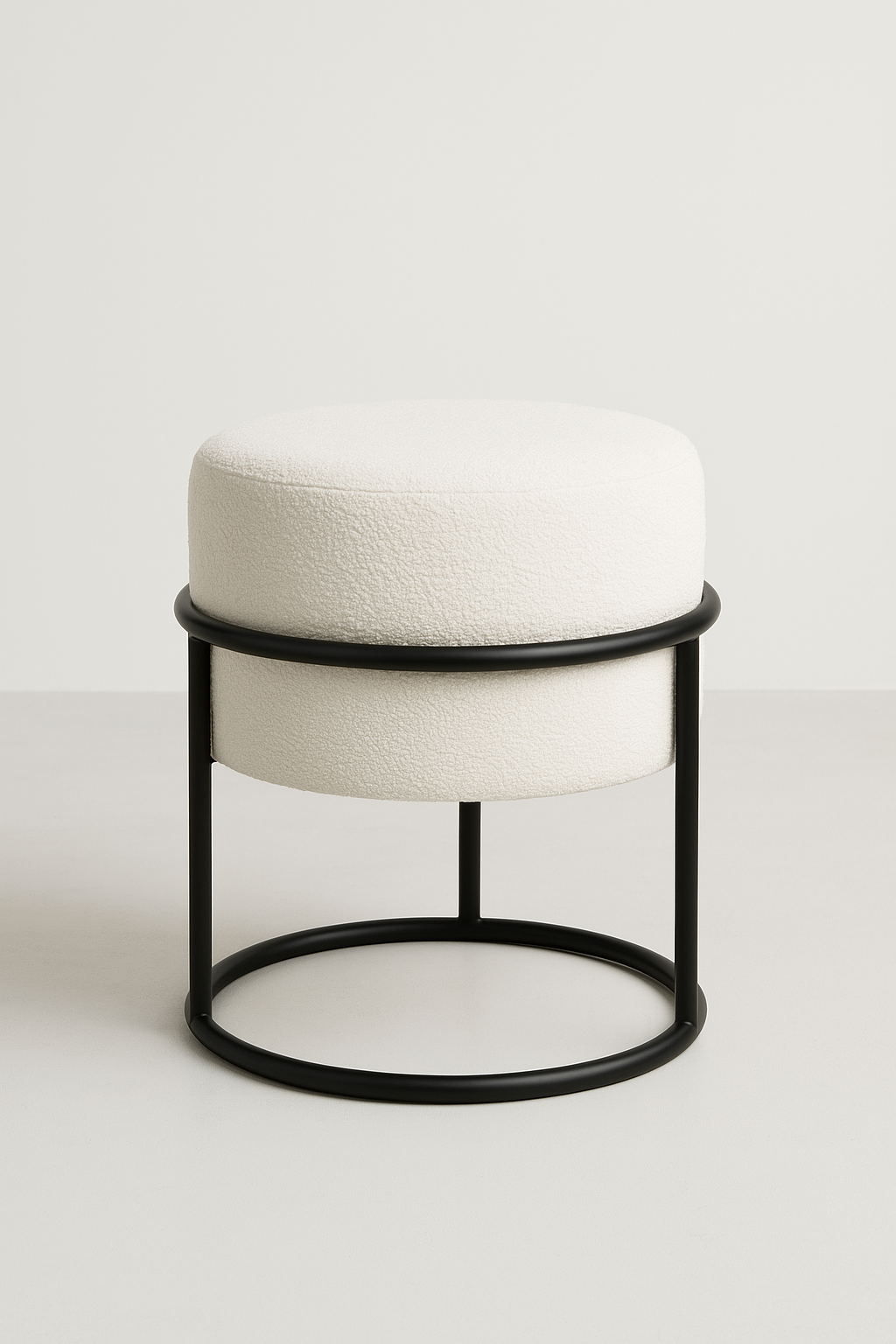 Tabouret contemporain avec assise ronde en tissu bouclé clair et structure en métal noir