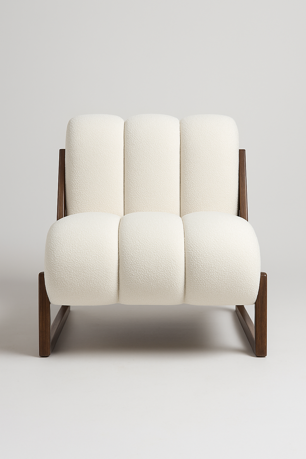 Fauteuil capitonné en tissu clair avec structure en bois sombre