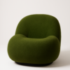 Fauteuil contemporain en tissu vert texturé, assise large et forme organique