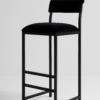 Tabouret haut en métal noir avec assise et dossier en velours noir.
