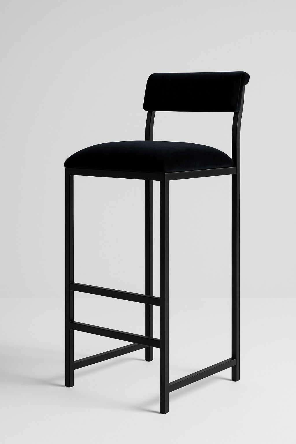 Tabouret haut en métal noir avec assise et dossier en velours noir.