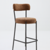 Chaise haute contemporaine en métal noir avec assise et dossier en tissu bouclé marron