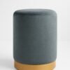 Pouf rond en tissu bleu gris avec base en bois clair naturel.