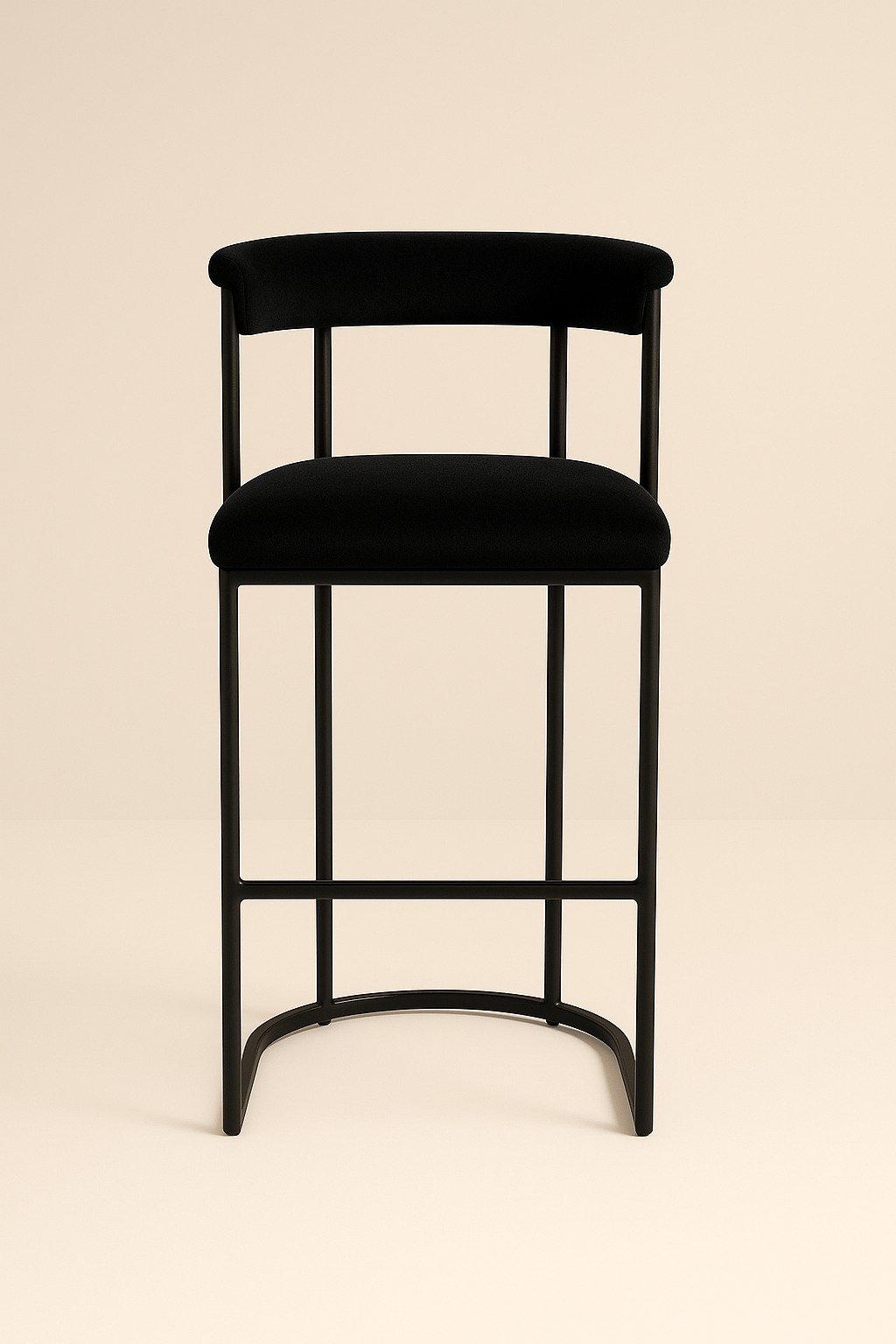 Chaise haute contemporaine en tissu noir avec structure en métal minimaliste.