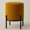 Pouf rond en tissu ocre avec structure métallique noire contemporaine.