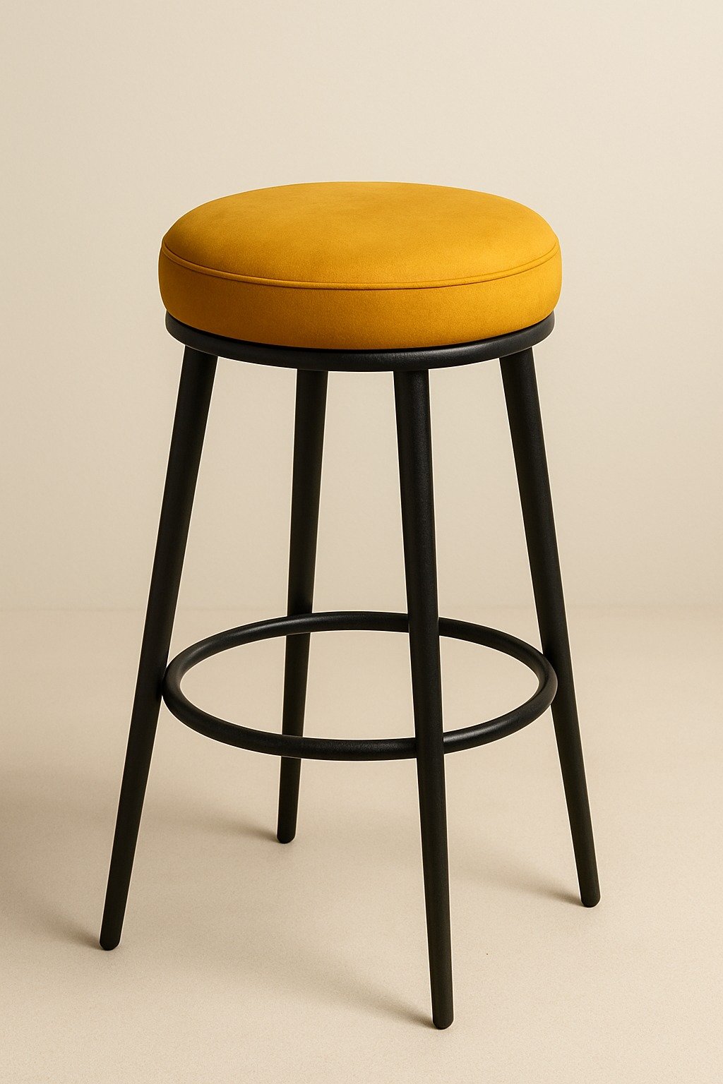 Tabouret moderne avec assise ronde jaune ocre et piètement noir en métal.