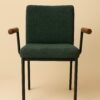 Chaise contemporaine en tissu vert foncé avec accoudoirs en bois et structure métal noir.