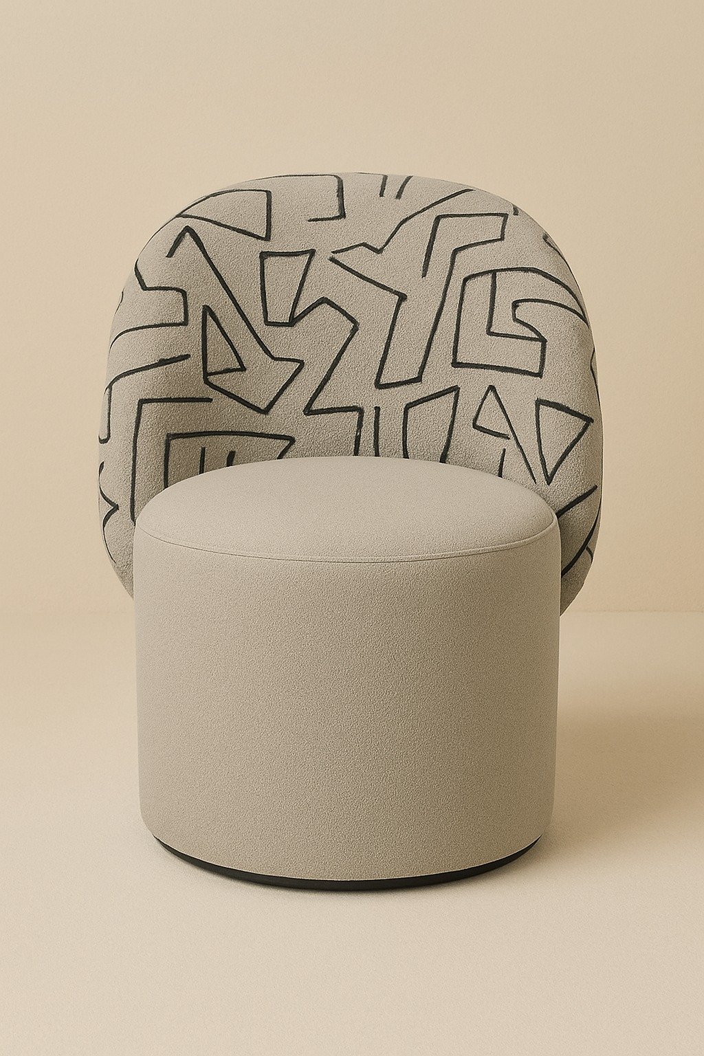 Fauteuil moderne avec assise beige et dossier arrondi à motifs graphiques noirs.