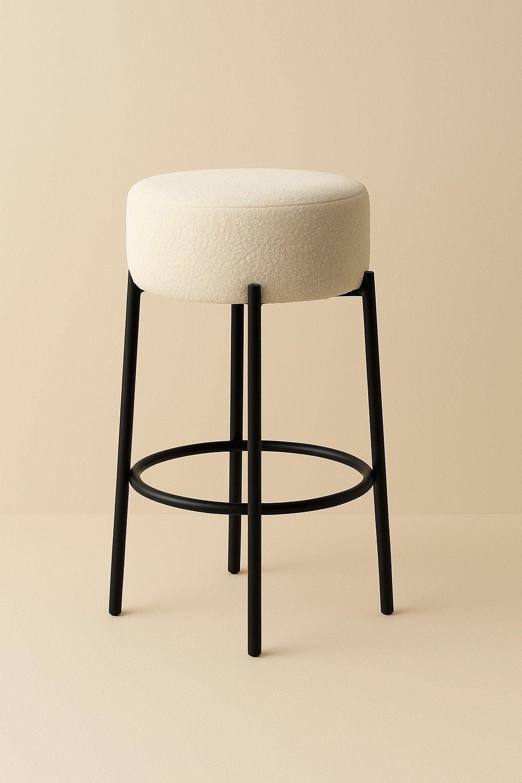 Tabouret contemporain avec assise bouclée écrue et piètement en métal noir.