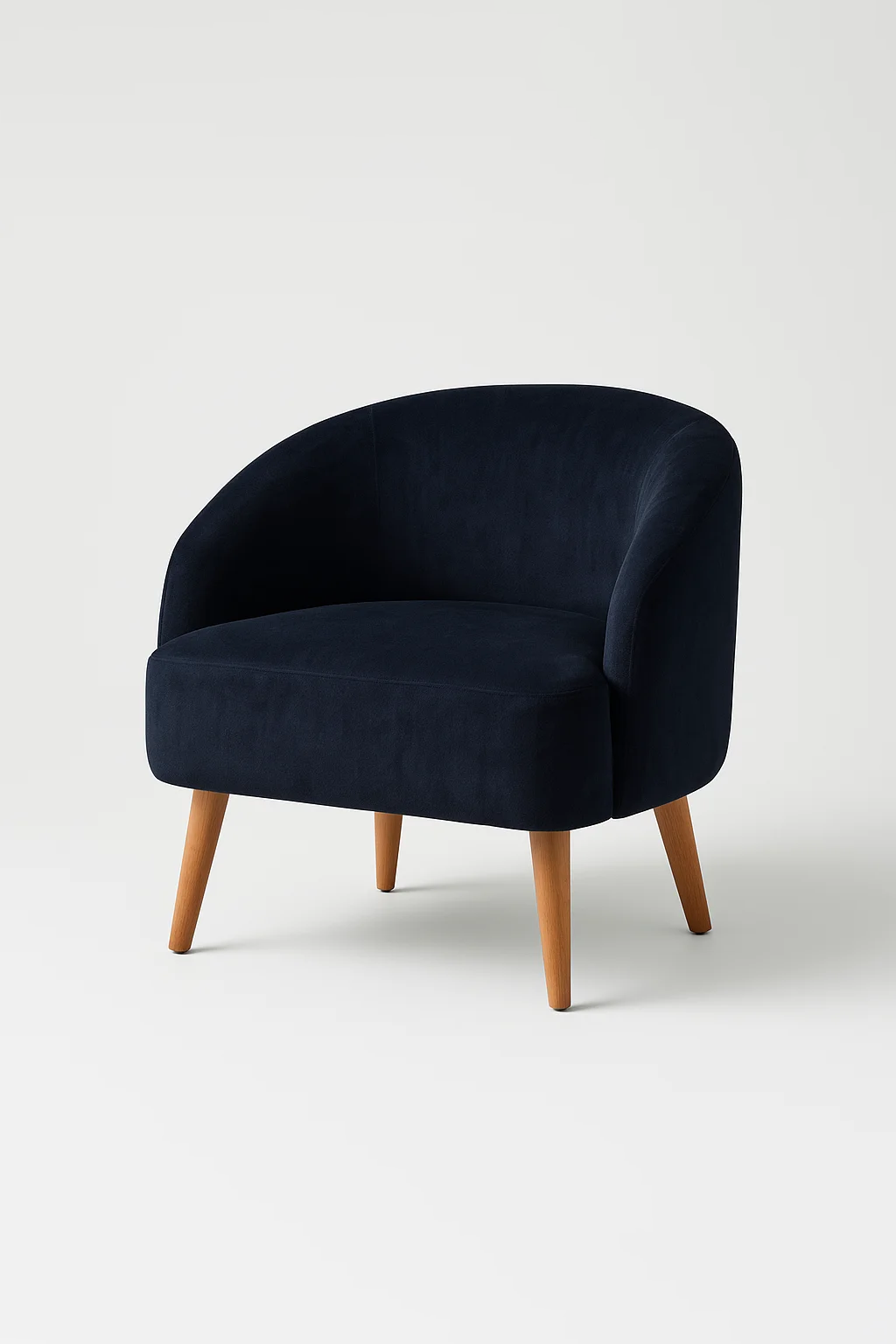 Fauteuil contemporain en velours bleu nuit avec pieds en bois clair