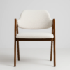 Chaise contemporaine en bois foncé avec assise et dossier en tissu clair rembourré
