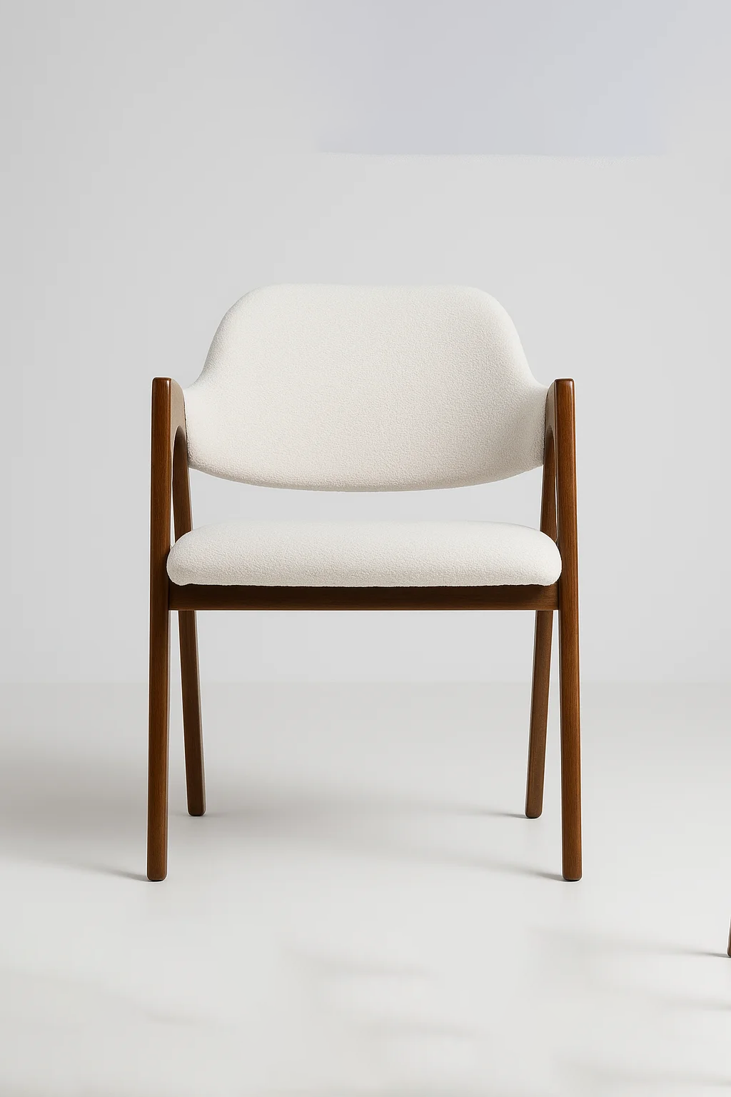 Chaise contemporaine en bois foncé avec assise et dossier en tissu clair rembourré