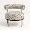 Fauteuil rond contemporain en tissu clair à motifs noirs avec structure métal noir